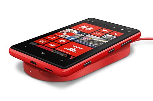 Nokia Lumia 820 - беспроводное зарядное устройство