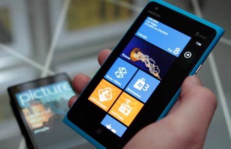 Смартфон Nokia Lumia 900 под управлением Windows Phone 7 представлен официально