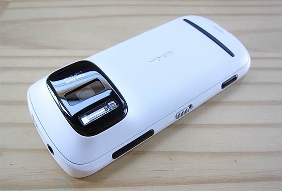 Владельцы Nokia 808 уже могут обновить свой аппарат Владельцы Nokia 808 уже могут обновить свой аппарат