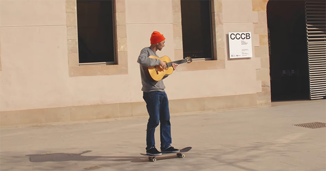 В Барселоне местные музыканты играют популярную мелодию Nokia Tune