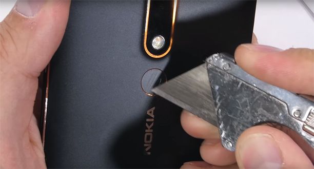 Nokia 6.1 2018 является одним из прочных смартфонов