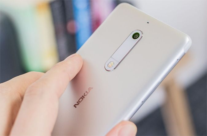 Модель смартфона Nokia 5 первой получила обновление безопасности за июль